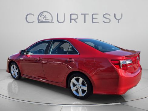 Used 2014 Toyota Camry SE FWD image 5