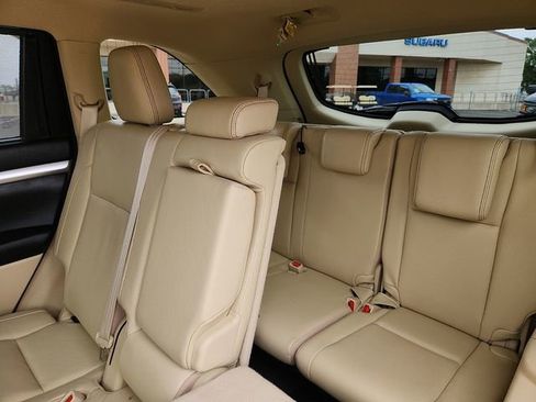 Used 2018 Toyota Highlander XLE FWD image 11