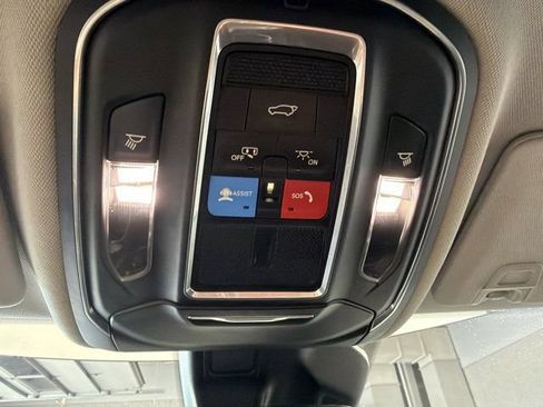 Used 2023 Jeep Grand Cherokee Limited w/ Black Appearance Package AWD/4WD image 23