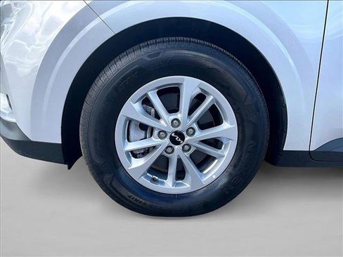 Used 2023 Kia Carnival LX FWD image 10