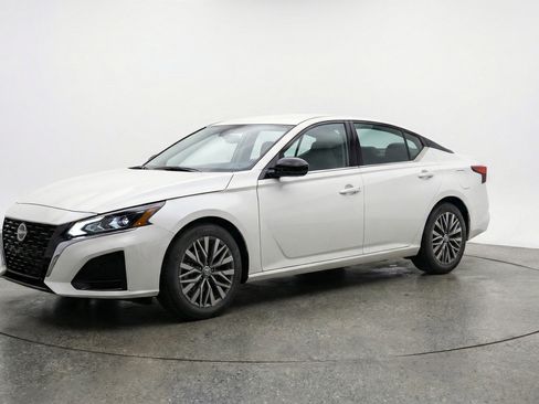 Used 2025 Nissan Altima 2.5 SV FWD image 3