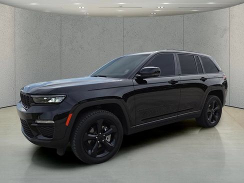 Used 2024 Jeep Grand Cherokee Limited w/ Black Appearance Package AWD/4WD image 10