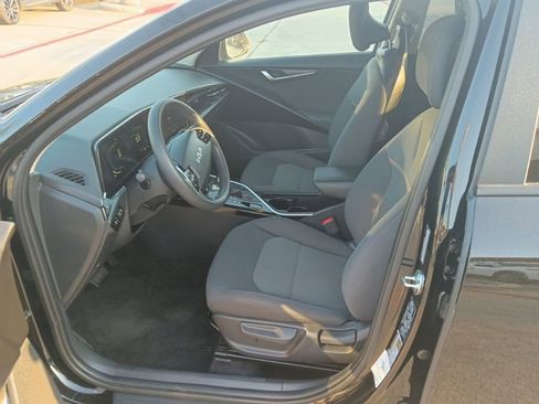Used 2025 Kia Niro LX image 3