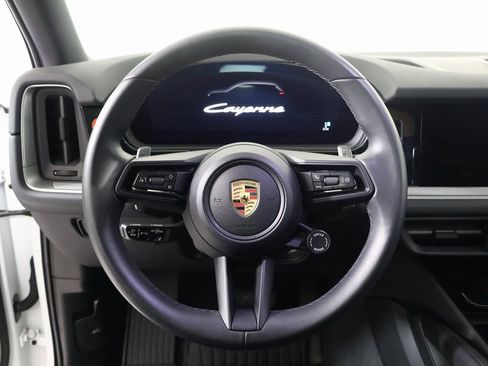 Used 2025 Porsche Cayenne image 9