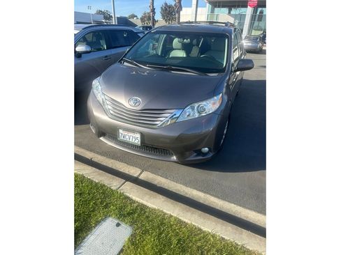 Used 2017 Toyota Sienna FWD image 2