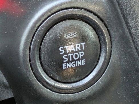 Used 2019 Toyota Yaris L image 29