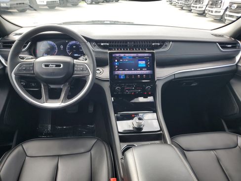 Used 2024 Jeep Grand Cherokee Limited w/ Black Appearance Package image 17