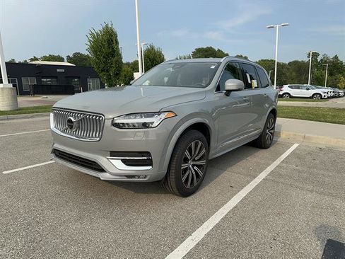 Certified 2025 Volvo XC90 B6 Plus image 33