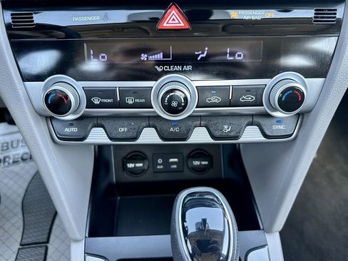 Used 2020 Hyundai Elantra SE image 21