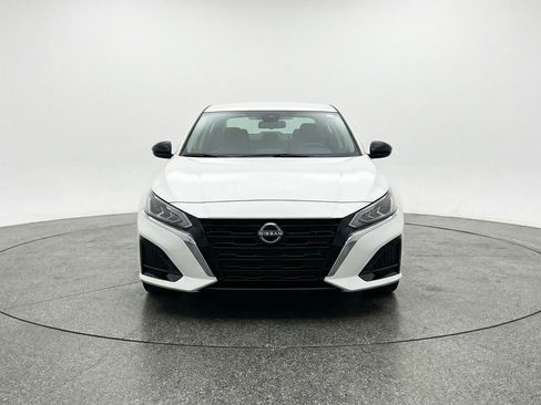 Used 2025 Nissan Altima 2.5 SV FWD image 2