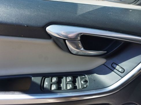 Used 2016 Volvo XC60 T5 Premier w/ Proximity Package image 3