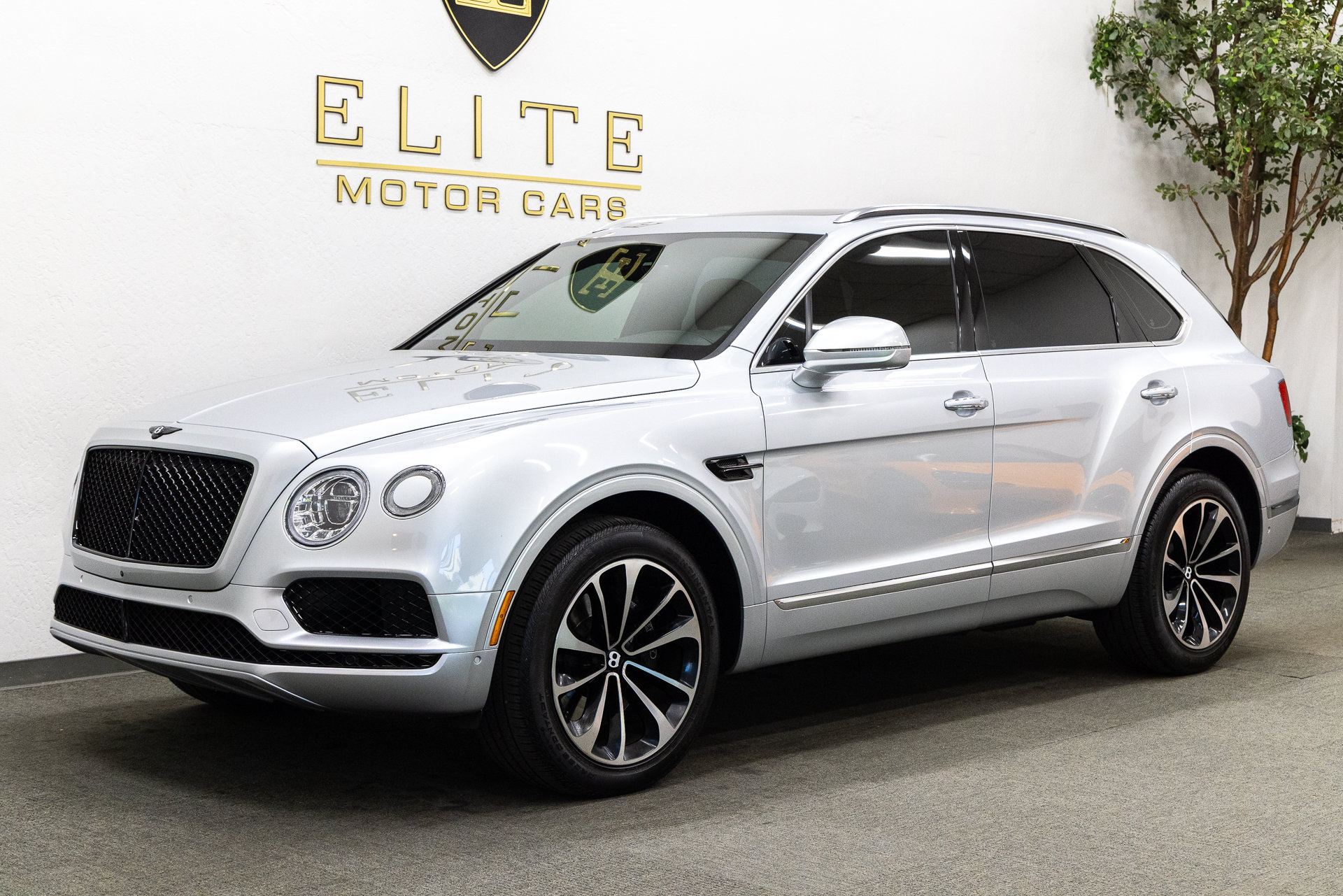 Used 2019 Bentley Bentayga AWD/4WD image 1