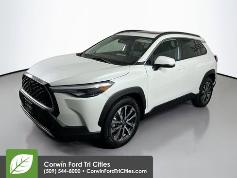 Used 2023 Toyota Corolla Cross XLE image 5