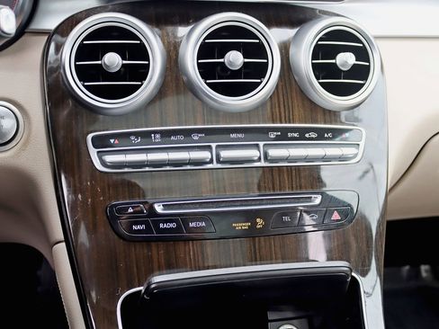 Used 2019 Mercedes-Benz GLC 300 4MATIC image 25