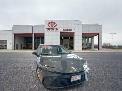 Used 2025 Toyota Camry LE FWD image 1