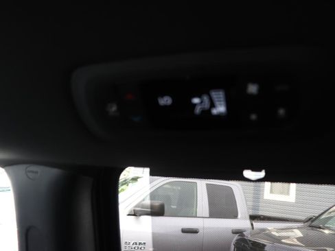 Used 2025 Chrysler Pacifica Select FWD image 22