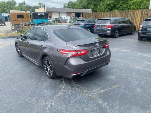 Used 2019 Toyota Camry SE FWD image 6