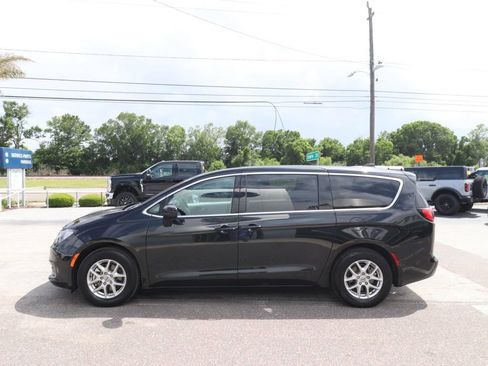 Used 2023 Chrysler Voyager LX FWD image 5