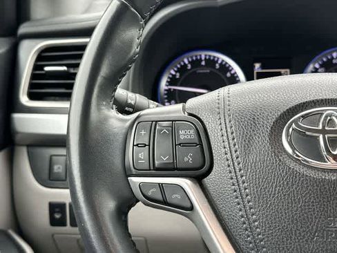Used 2019 Toyota Highlander XLE AWD/4WD image 9