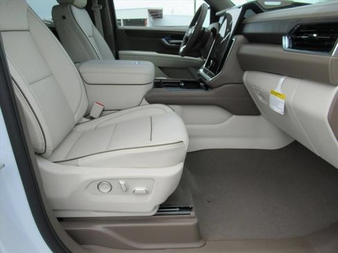 Used 2026 GMC Yukon Denali w/ Sun & Power Step Package RWD image 10
