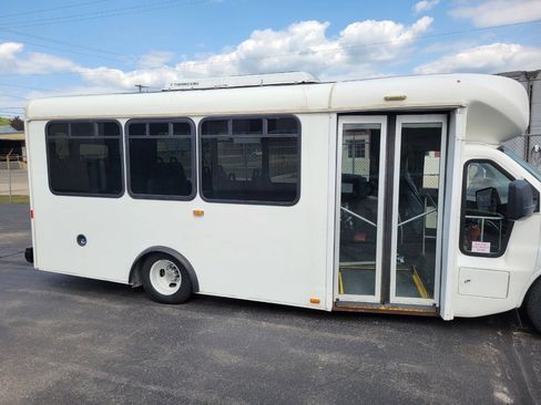 Used 2015 Chevrolet Express 4500 w/ Shuttle Bus Package RWD image 3