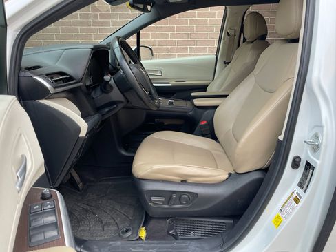 Used 2023 Toyota Sienna XLE w/ XLE Plus Package image 12