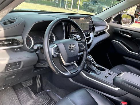 Used 2023 Toyota Highlander XLE image 17