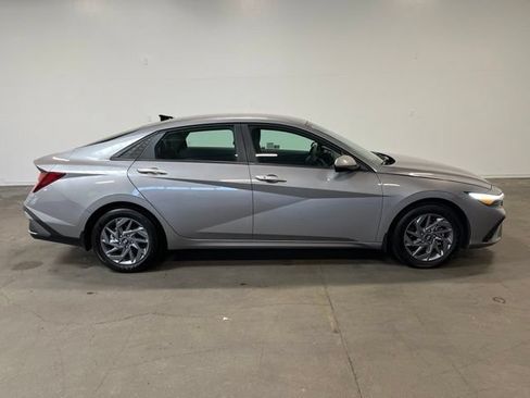 Used 2024 Hyundai Elantra SEL FWD image 2