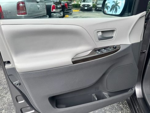 Used 2017 Toyota Sienna XLE w/ XLE Navigation Package FWD image 30