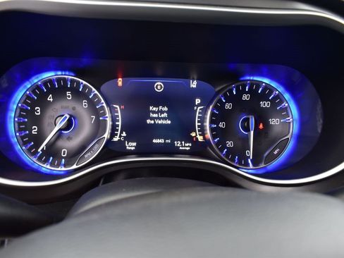 Used 2023 Chrysler Pacifica Touring-L image 13