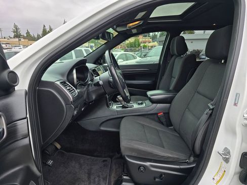 Used 2019 Jeep Grand Cherokee Laredo AWD/4WD image 19