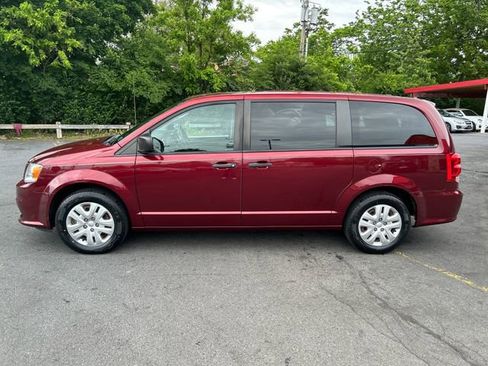 Used 2019 Dodge Grand Caravan SE w/ UConnect Hands-Free Group FWD image 2