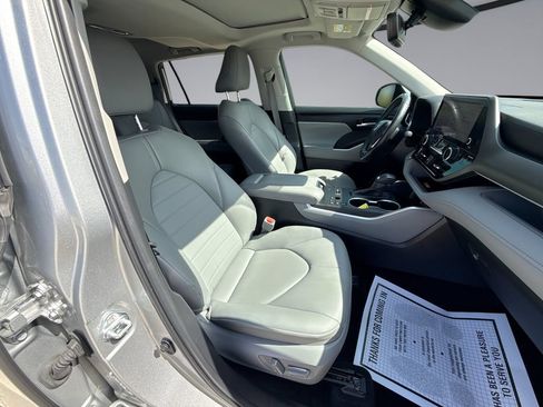 Used 2024 Toyota Highlander XLE FWD image 16