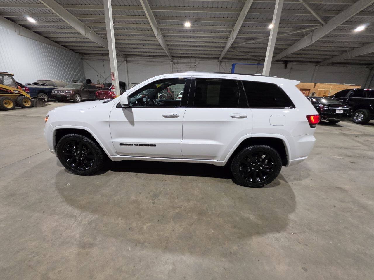 Used 2019 Jeep Grand Cherokee Altitude AWD/4WD image 5