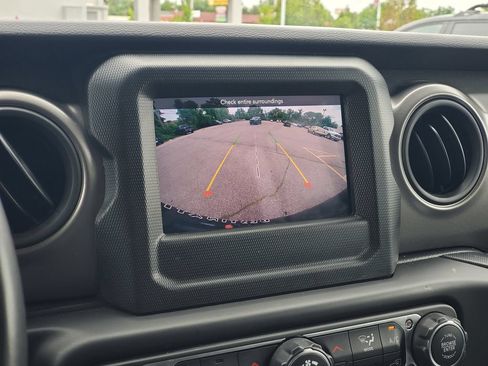 Used 2023 Jeep Wrangler Unlimited w/ Cold Weather Group AWD/4WD image 30
