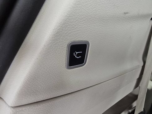 Used 2023 Chrysler Pacifica Touring-L FWD image 34