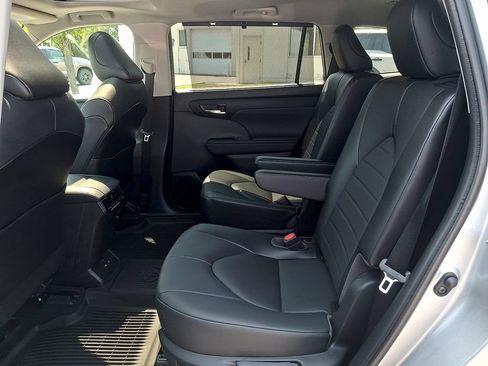 Used 2021 Toyota Highlander XLE AWD/4WD image 10