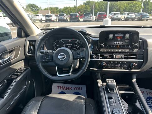 Used 2023 Nissan Pathfinder SL AWD/4WD image 18