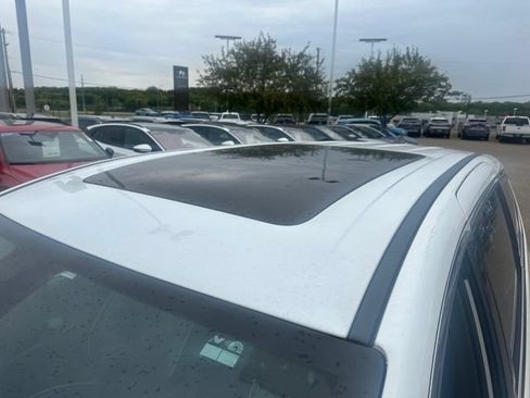 Used 2026 Chrysler Pacifica Limited FWD image 9