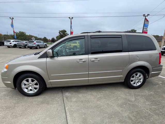 Used 2009 Chrysler Town & Country Touring FWD image 9
