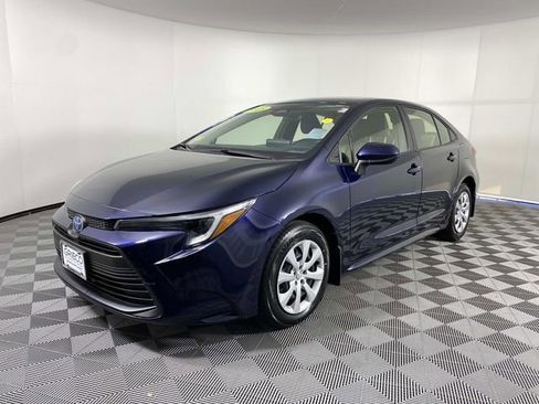 Used 2025 Toyota Corolla LE FWD image 4