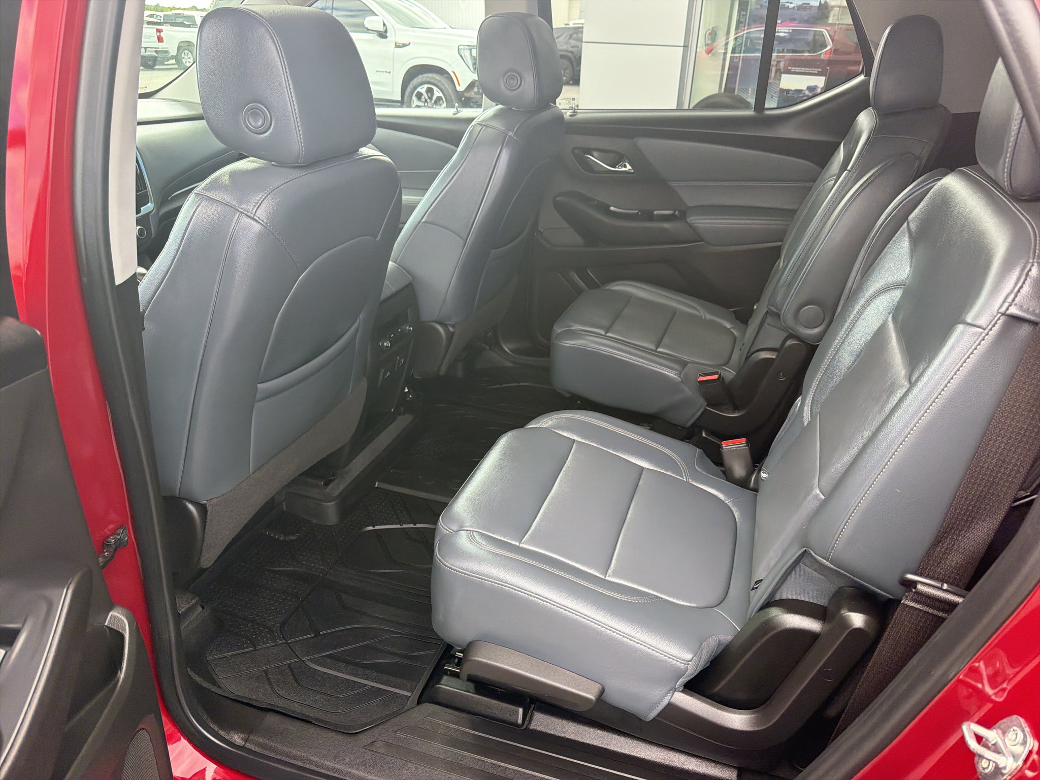 Used 2021 Chevrolet Traverse LT w/ LT Premium Package AWD/4WD image 12