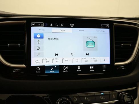 Used 2023 Chrysler Pacifica Touring-L FWD image 15