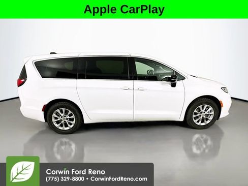 Used 2025 Chrysler Pacifica Select AWD/4WD image 8