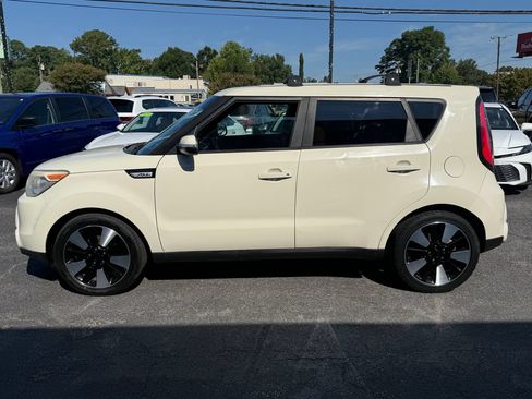 Used 2015 Kia Soul ! w/ Umber Package 1 FWD image 4
