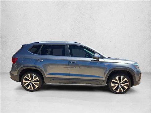 Used 2023 Volkswagen Taos SE FWD image 4