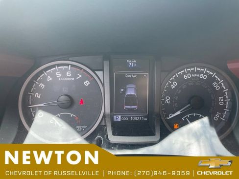 Used 2017 Toyota Tacoma TRD Sport AWD/4WD image 7