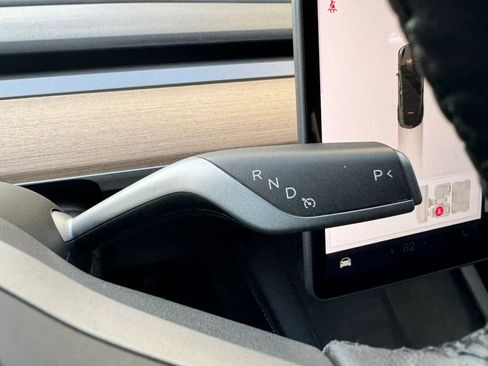 Used 2025 Tesla Model Y Long Range RWD image 33