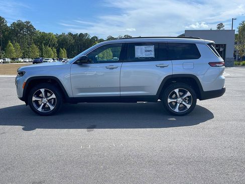 New 2026 Jeep Grand Cherokee L Limited w/ Luxury Tech Group II AWD/4WD image 4