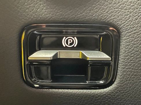 Used 2025 Mercedes-Benz GLC 350e 4MATIC image 37